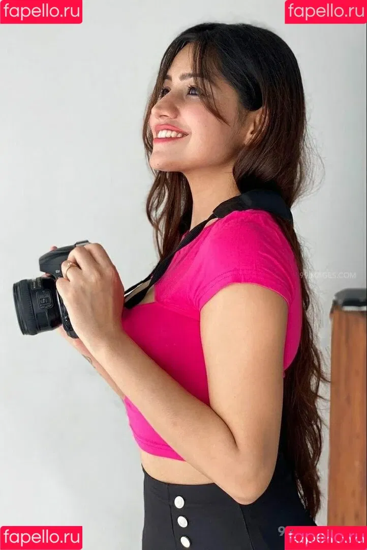 Simran Kaur Hundal Onlyfans Photo Gallery 
