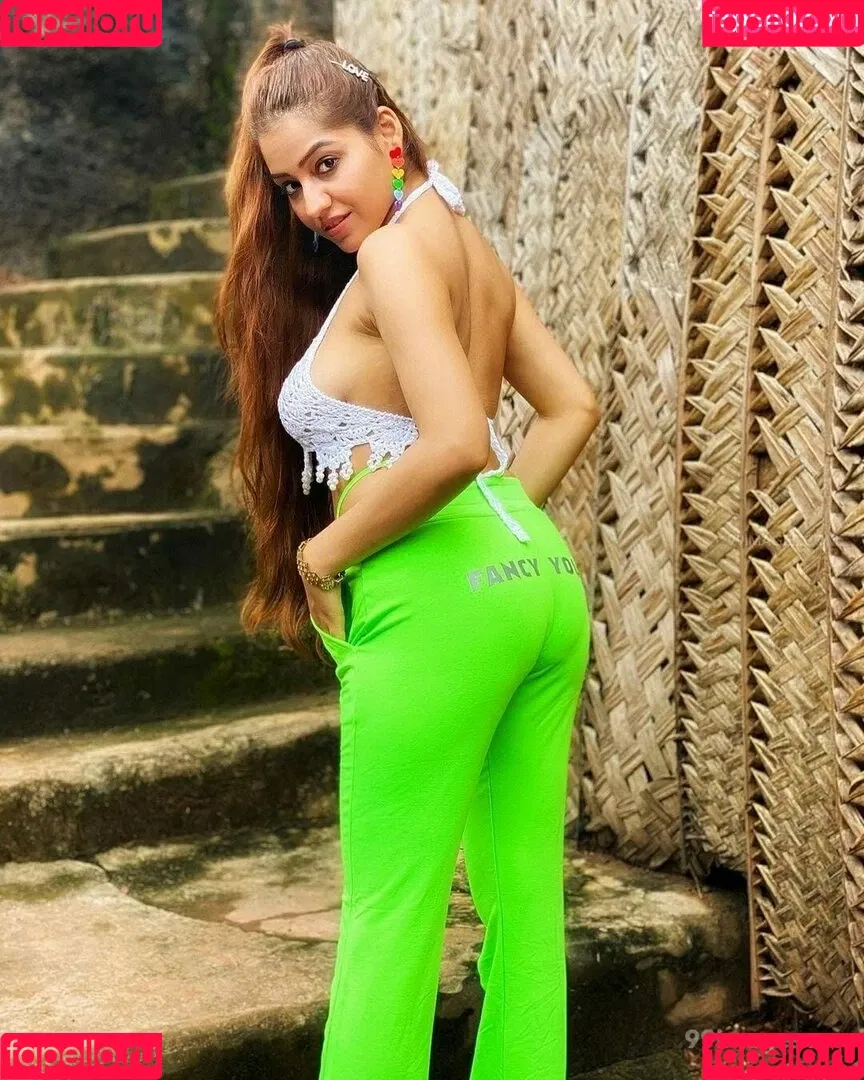 Simran Kaur Hundal Onlyfans Photo Gallery 
