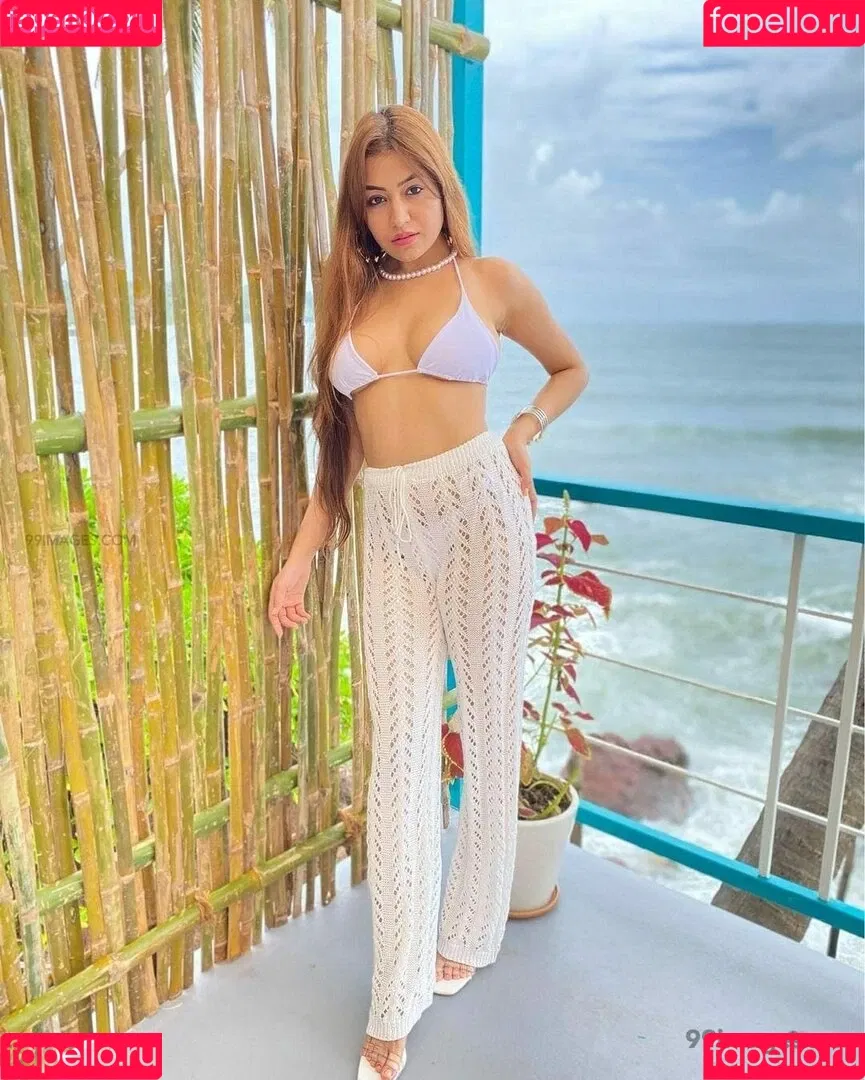Simran Kaur Hundal Onlyfans Photo Gallery 
