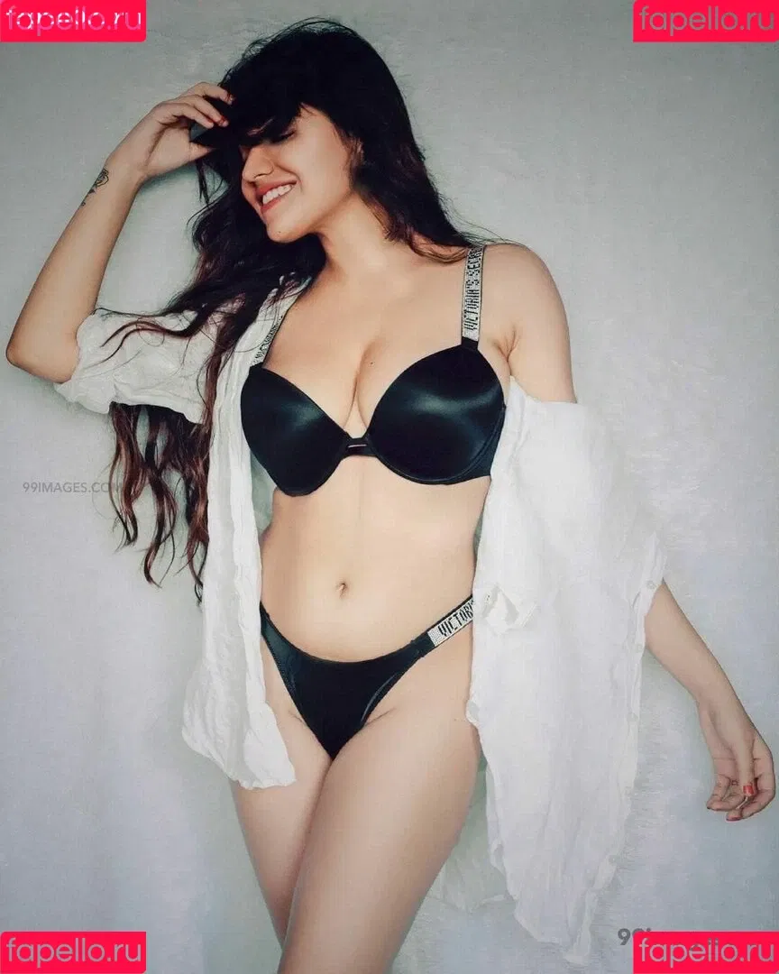 Simran Kaur Hundal Onlyfans Photo Gallery 