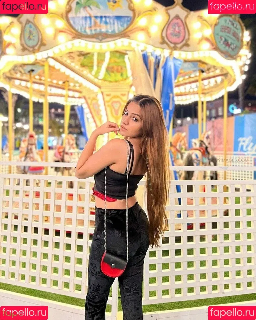 Simran Kaur Hundal Onlyfans Photo Gallery 
