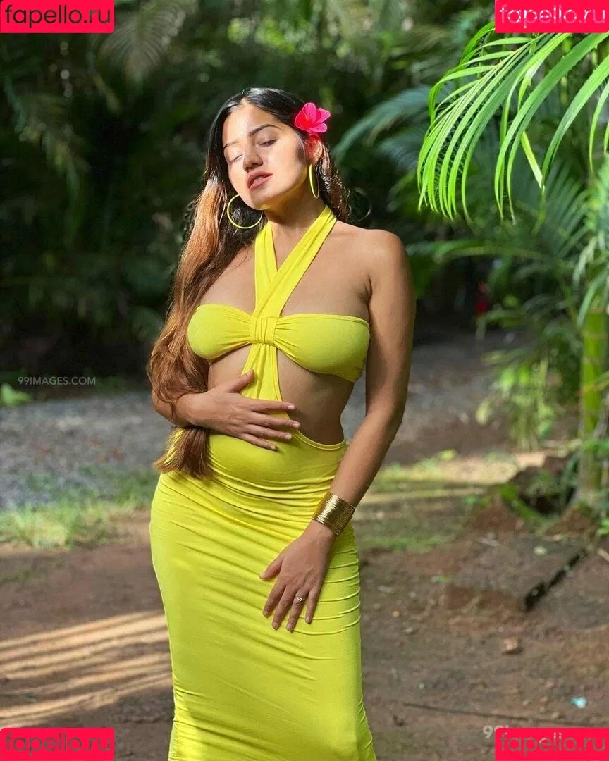 Simran Kaur Hundal Onlyfans Photo Gallery 