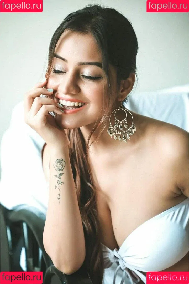 Simran Kaur Hundal Onlyfans Photo Gallery 