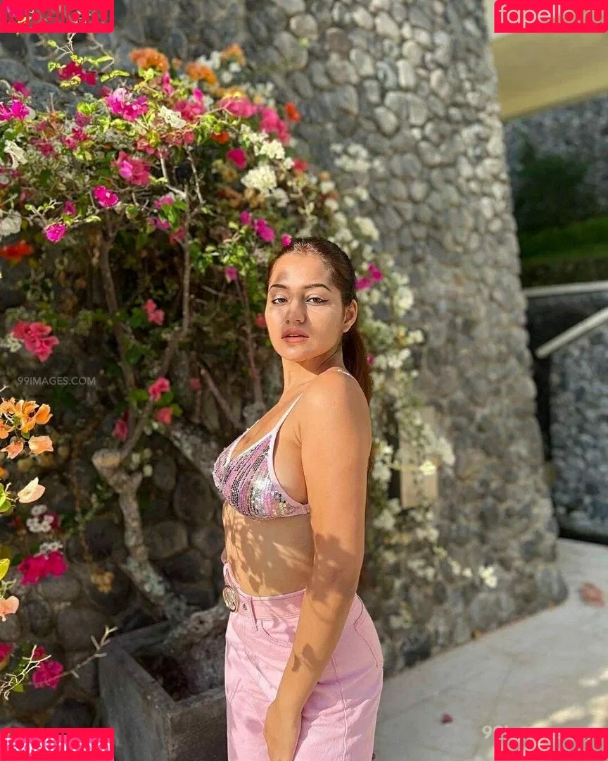 Simran Kaur Hundal Onlyfans Photo Gallery 