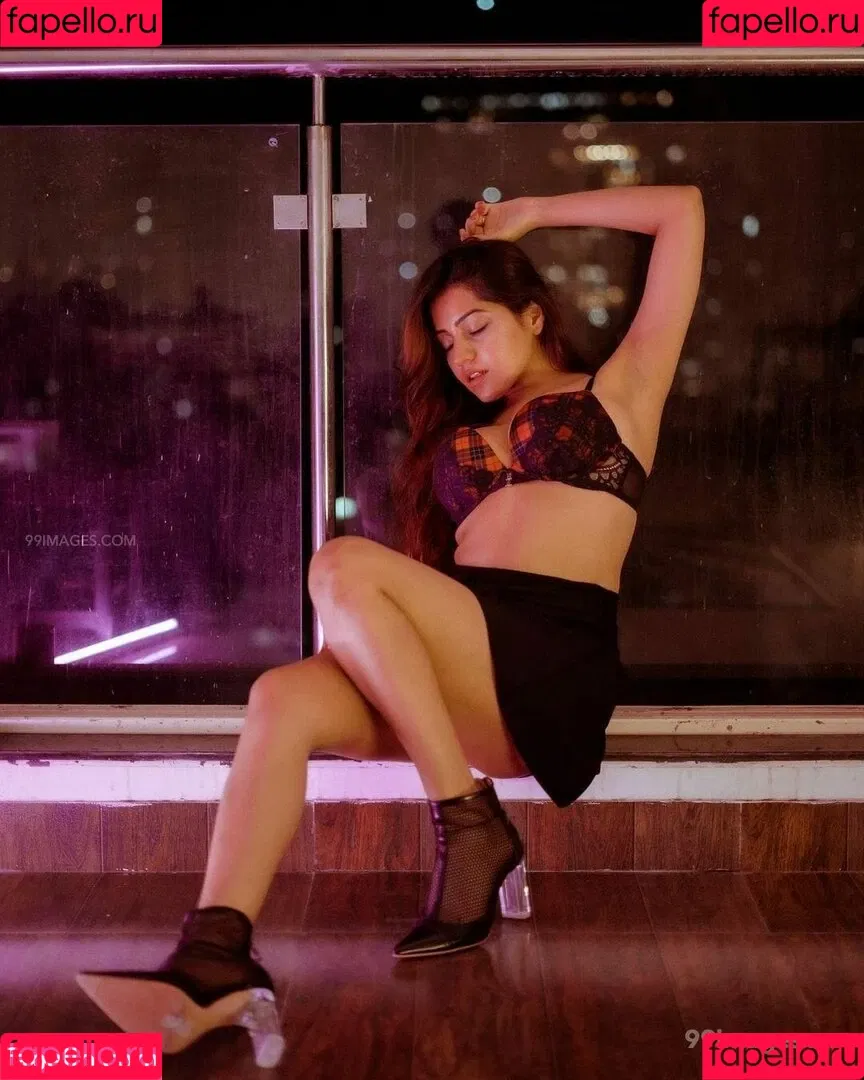 Simran Kaur Hundal Onlyfans Photo Gallery 