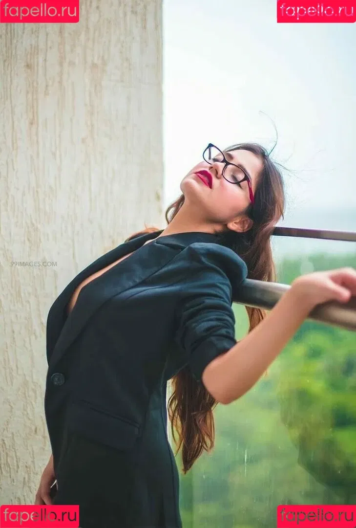 Simran Kaur Hundal Onlyfans Photo Gallery 