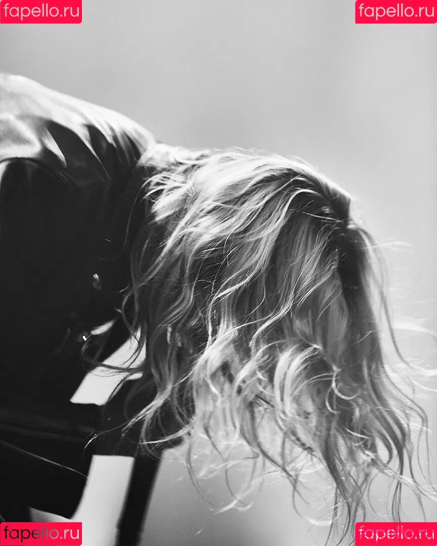 Taylor Momsen Onlyfans Photo Gallery 