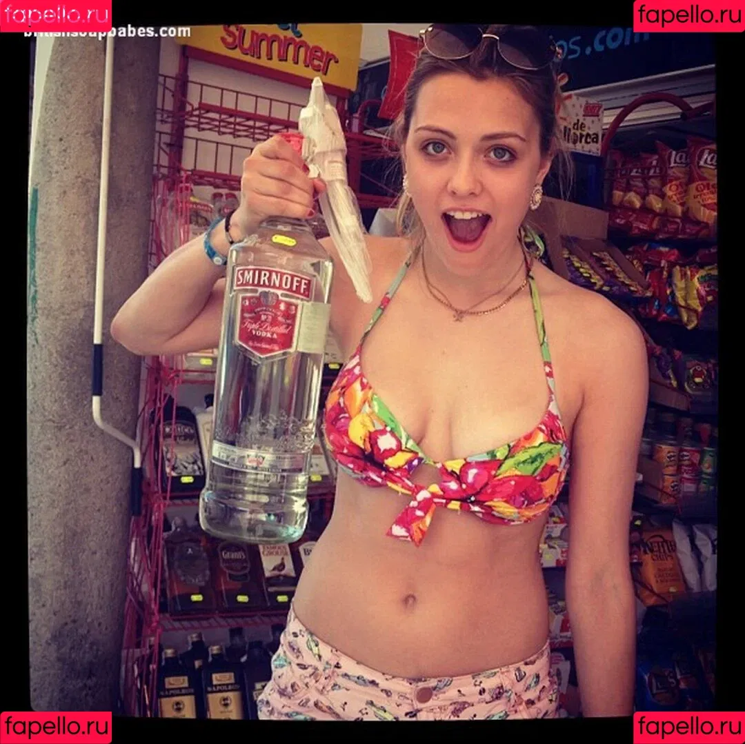 Wallis Day Onlyfans Photo Gallery 