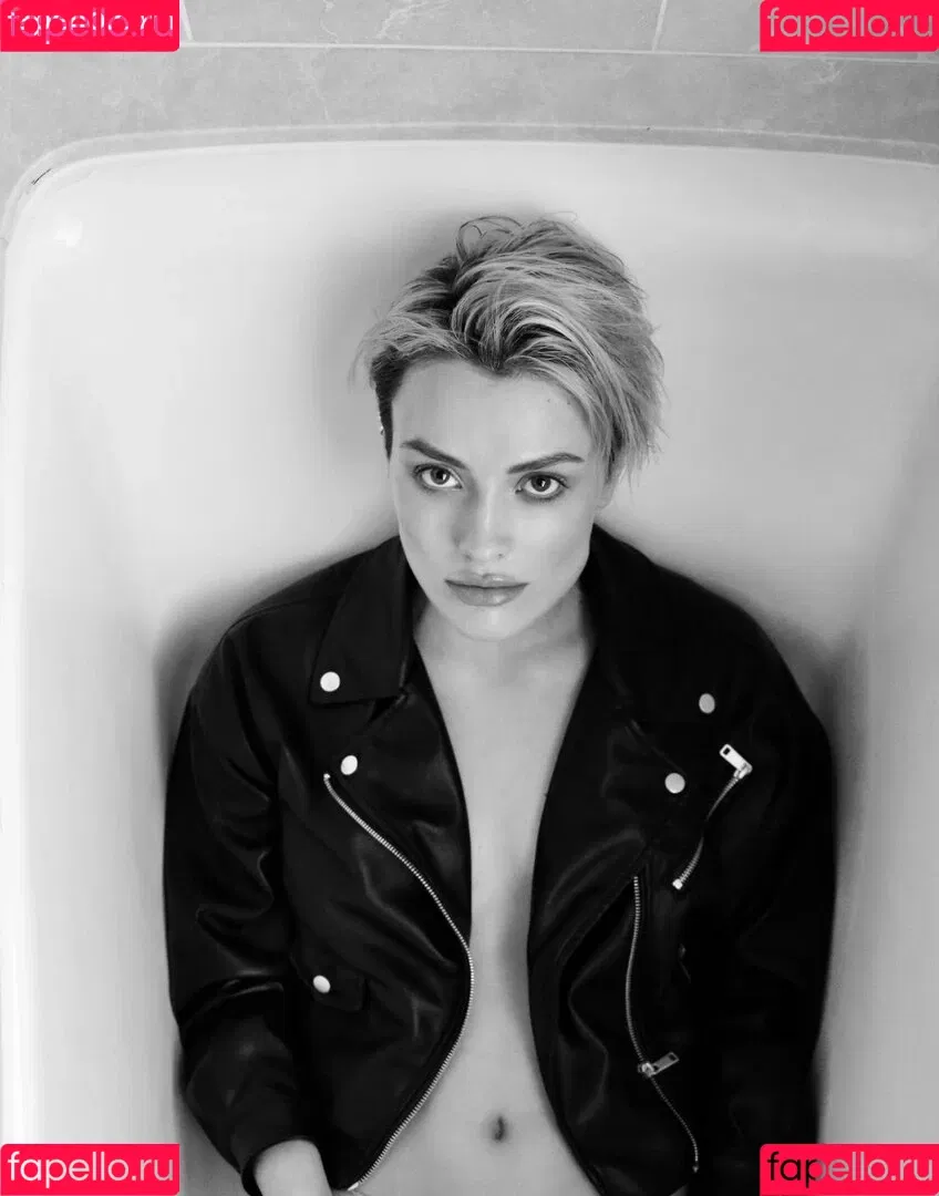 Wallis Day Onlyfans Photo Gallery 