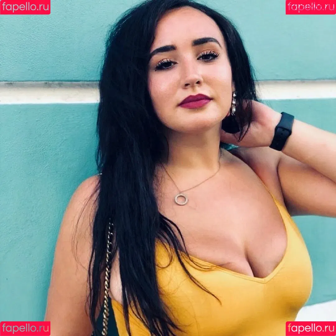 Tana Habibi Onlyfans Photo Gallery 