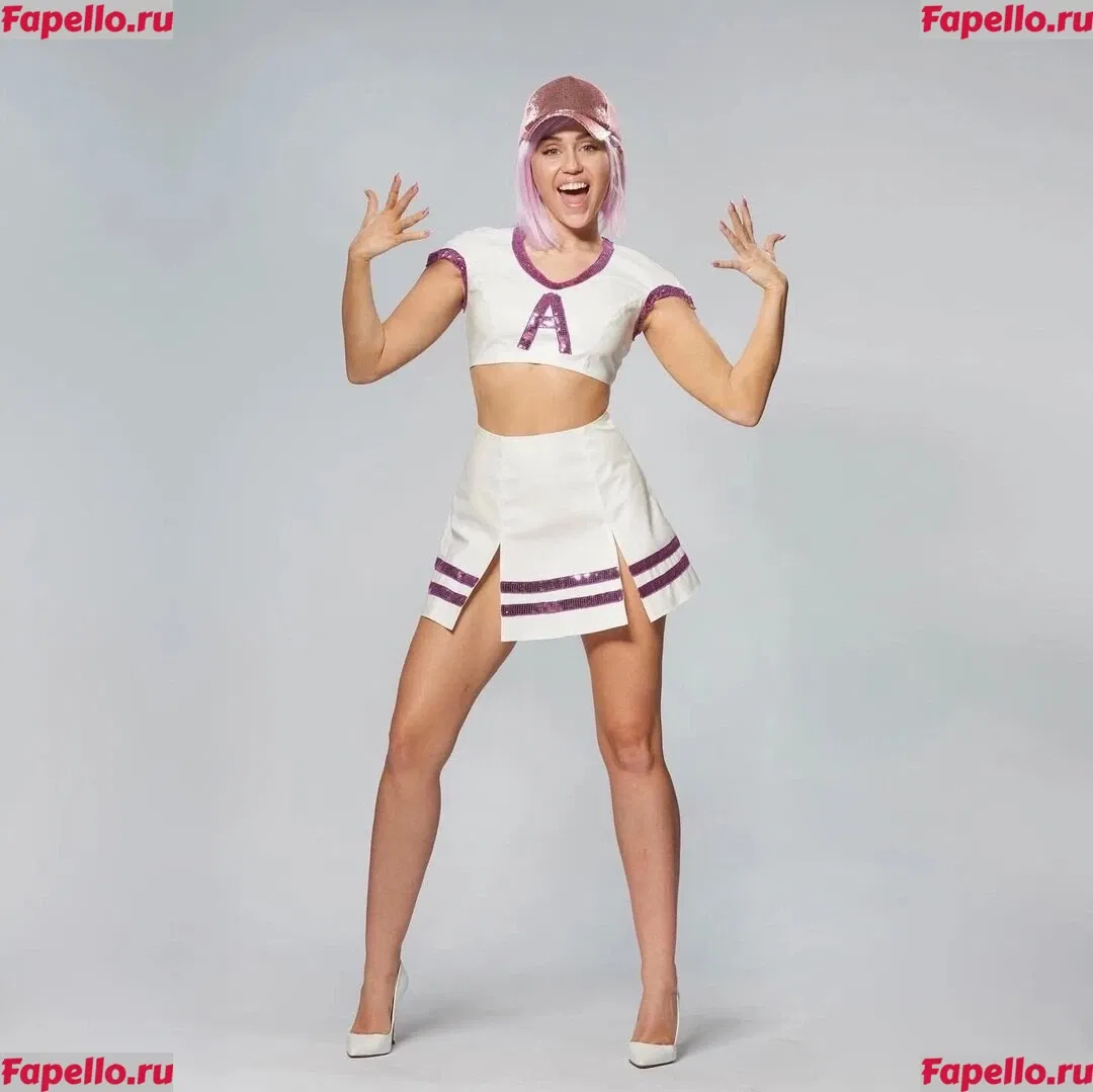Miley Cyrus Onlyfans Photo Gallery 