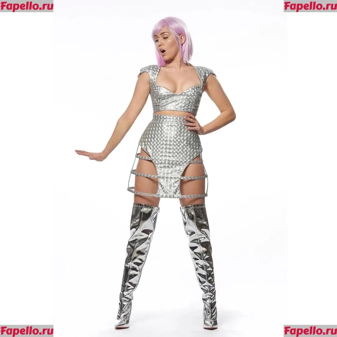 Miley Cyrus Onlyfans Photo Gallery 