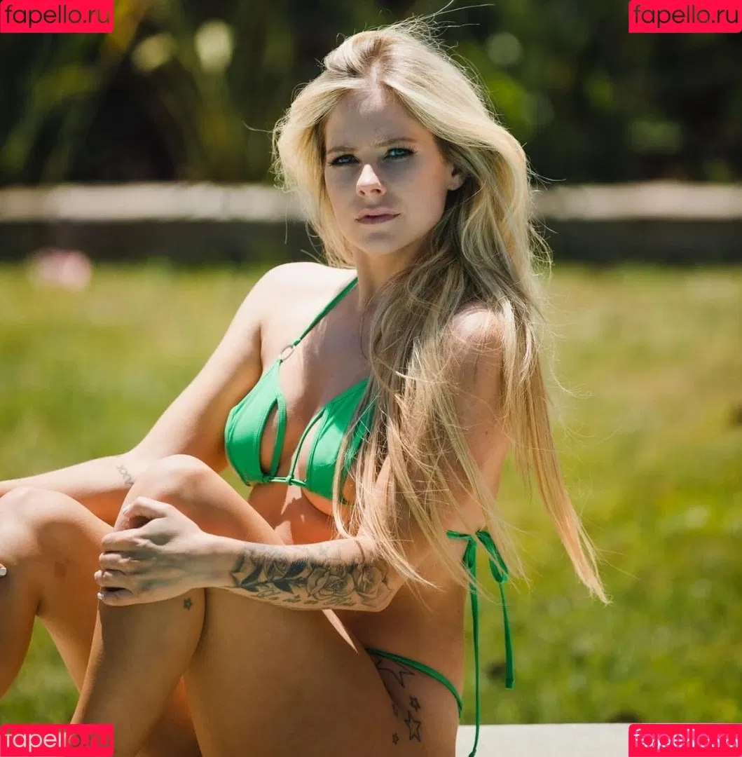 Avril Lavigne Onlyfans Photo Gallery 