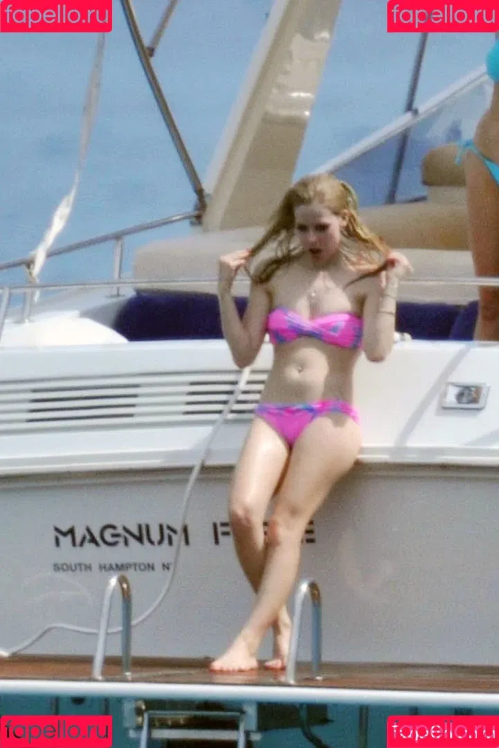 Avril Lavigne Onlyfans Photo Gallery 