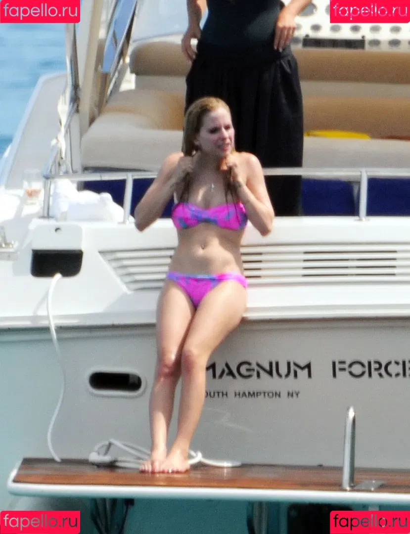 Avril Lavigne Onlyfans Photo Gallery 