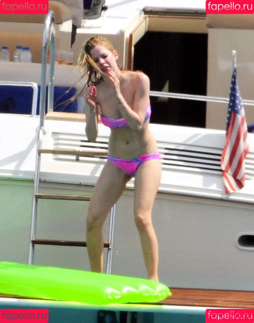 Avril Lavigne Onlyfans Photo Gallery 
