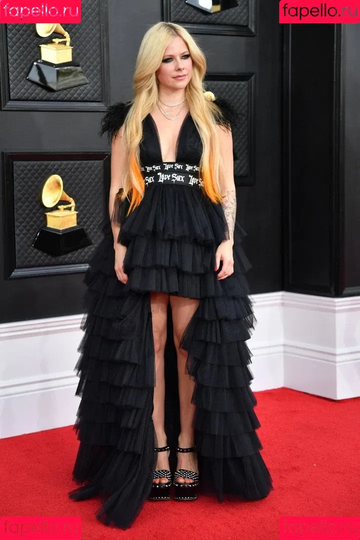 Avril Lavigne Onlyfans Photo Gallery 