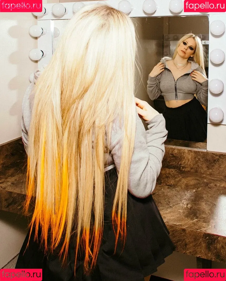 Avril Lavigne Onlyfans Photo Gallery 