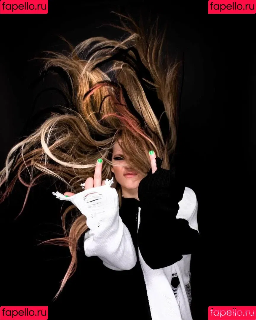 Avril Lavigne Onlyfans Photo Gallery 