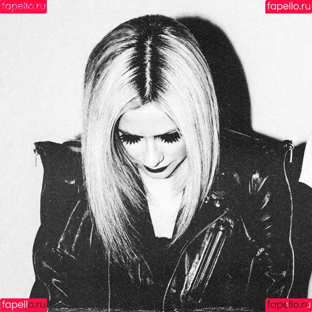 Avril Lavigne Onlyfans Photo Gallery 