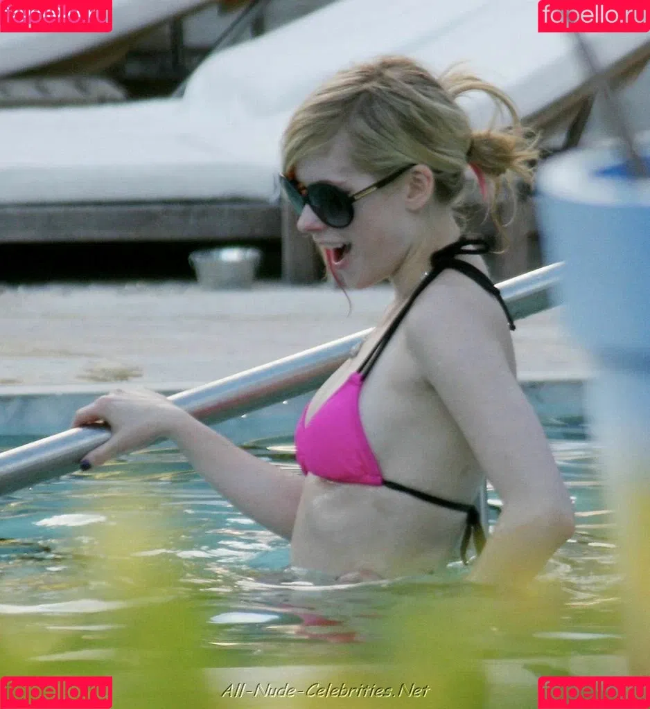 Avril Lavigne Onlyfans Photo Gallery 