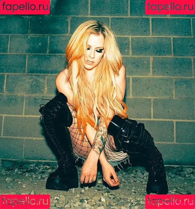 Avril Lavigne Onlyfans Photo Gallery 
