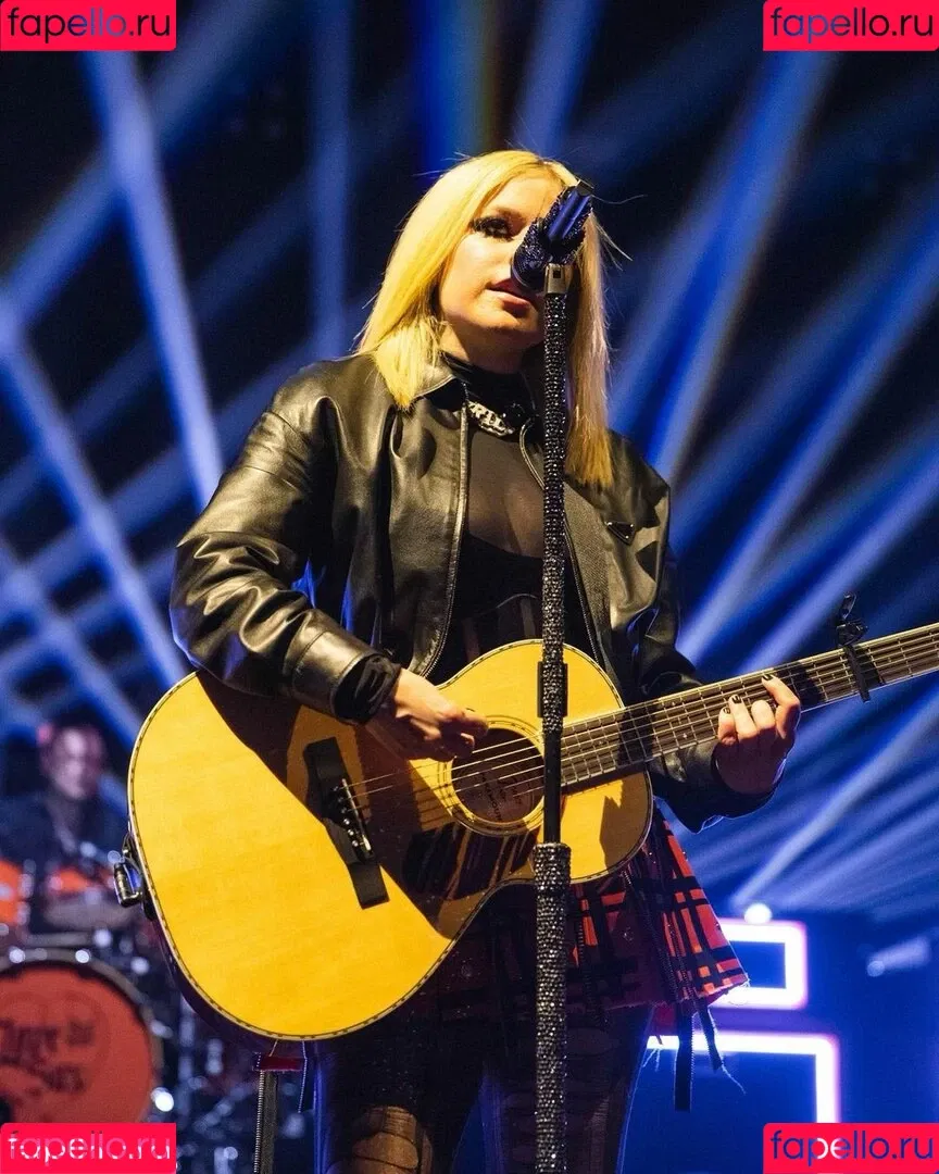 Avril Lavigne Onlyfans Photo Gallery 