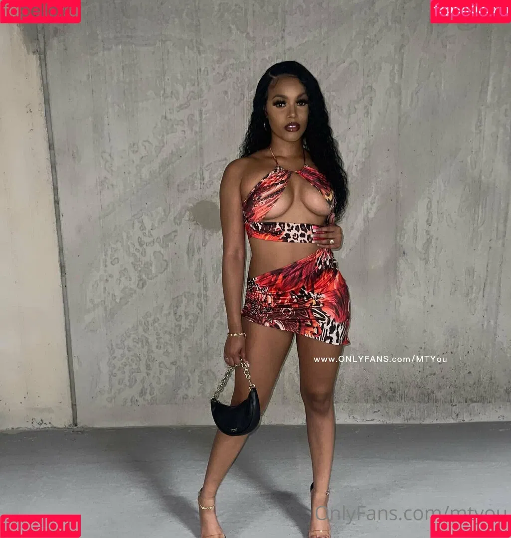 Lola Teases Onlyfans Photo Gallery 