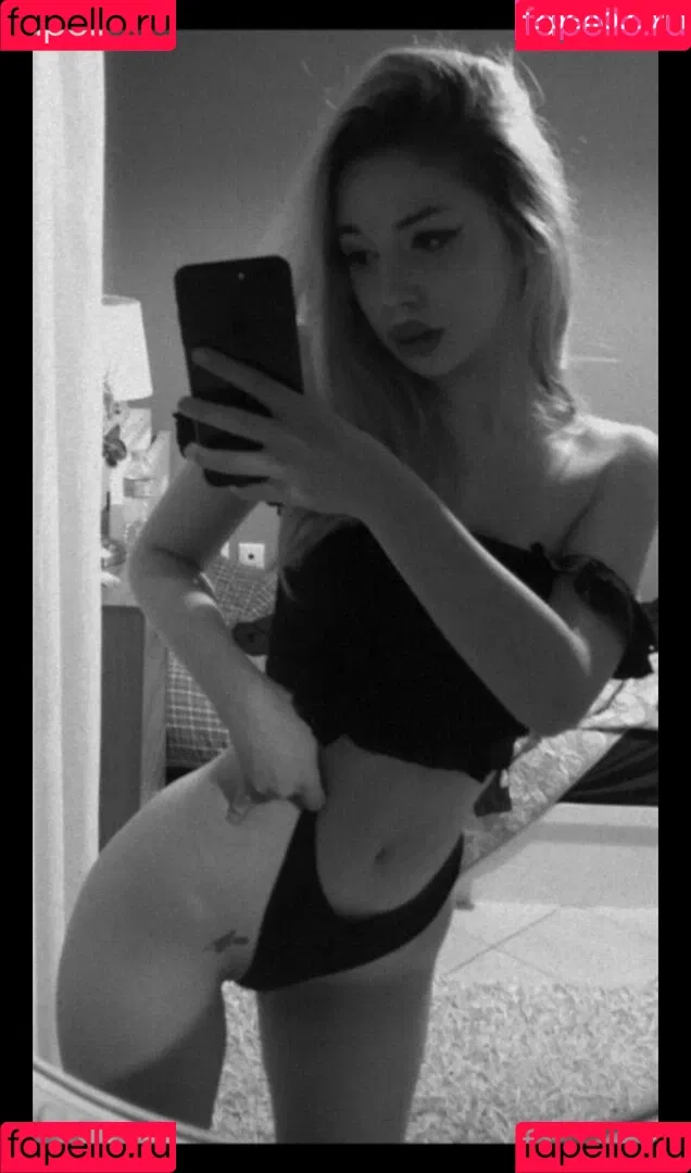 emineaptt Onlyfans Photo Gallery 