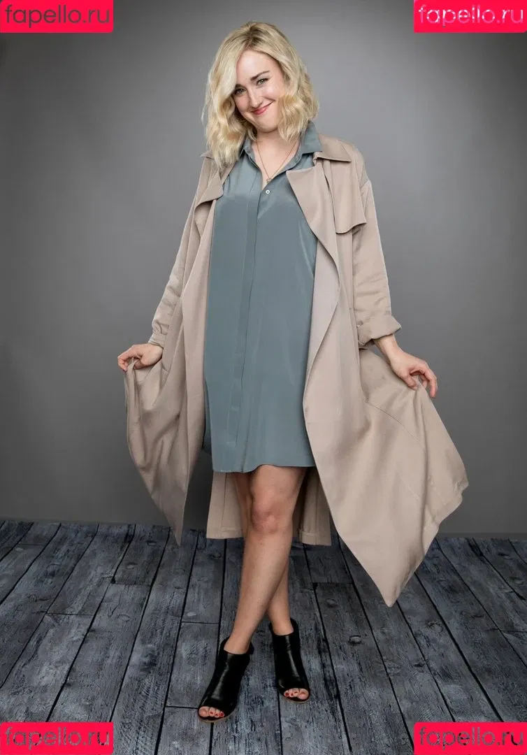 Ashley Johnson Onlyfans Photo Gallery 