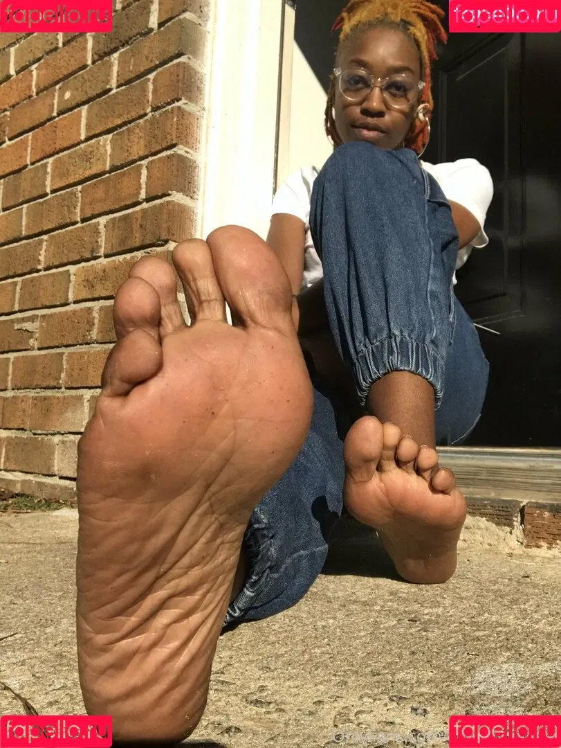 littleebonyfeet Onlyfans Photo Gallery 