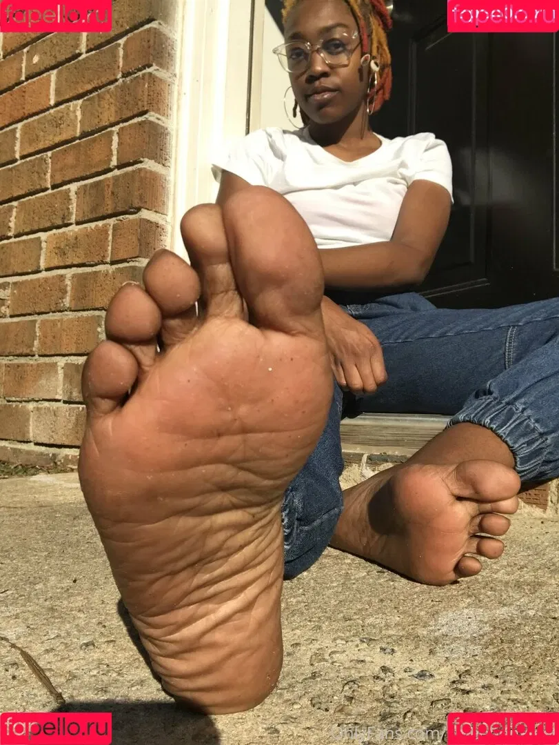 littleebonyfeet Onlyfans Photo Gallery 