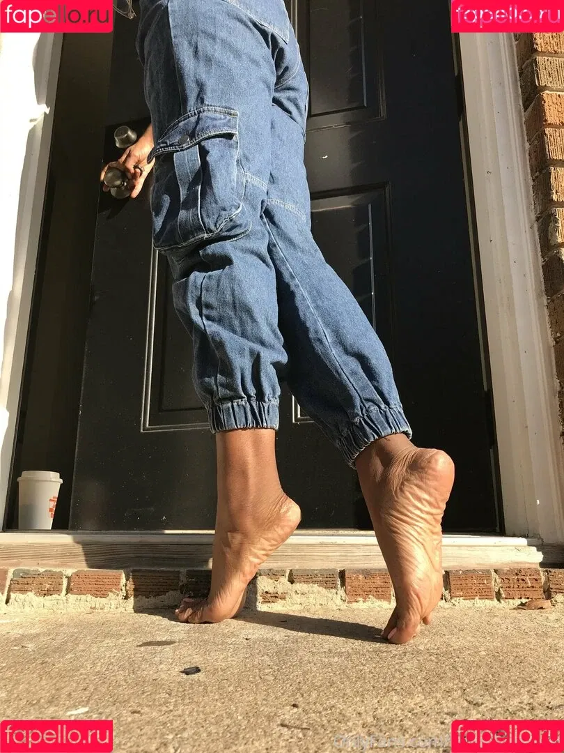 littleebonyfeet Onlyfans Photo Gallery 