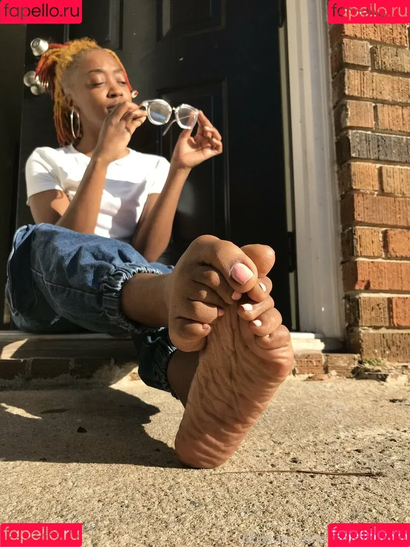 littleebonyfeet Onlyfans Photo Gallery 