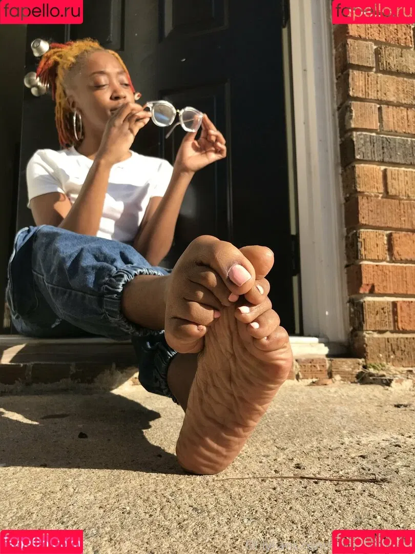 littleebonyfeet Onlyfans Photo Gallery 