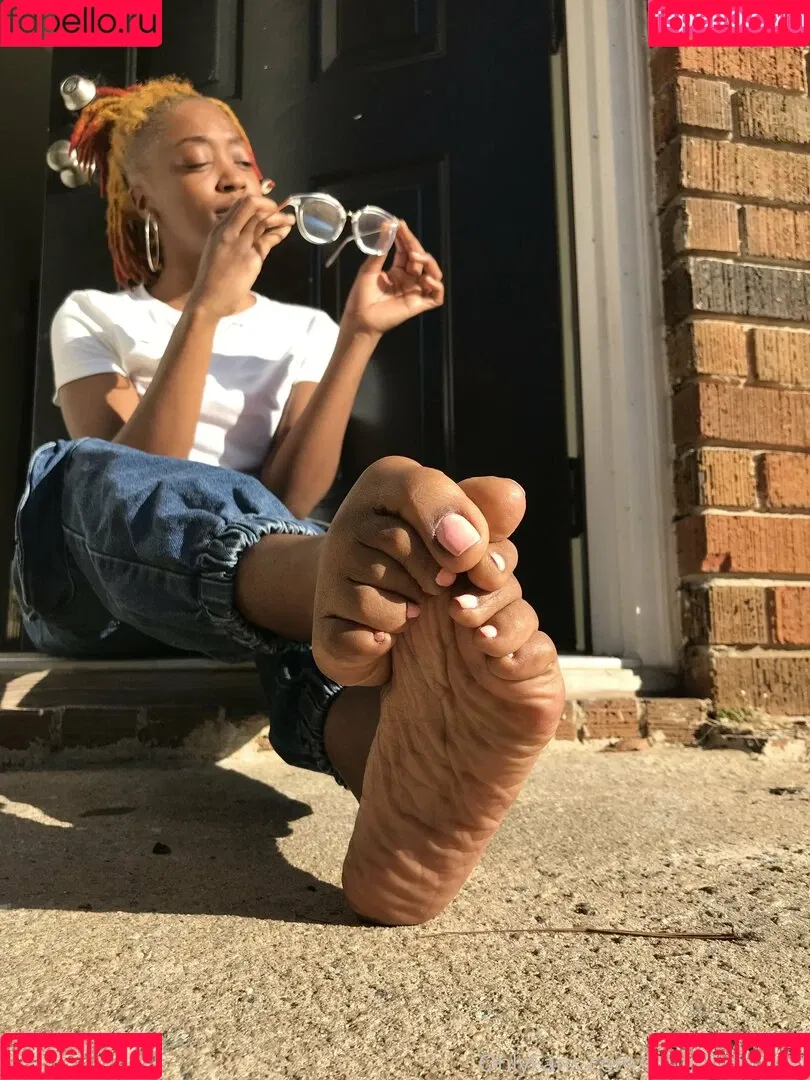 littleebonyfeet Onlyfans Photo Gallery 