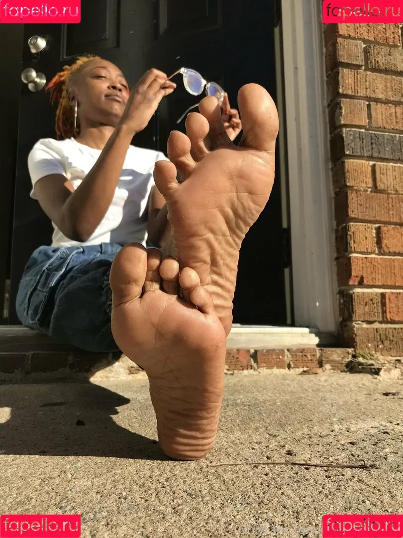 littleebonyfeet Onlyfans Photo Gallery 