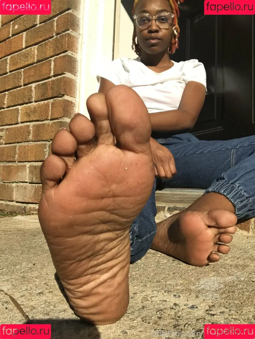 littleebonyfeet Onlyfans Photo Gallery 