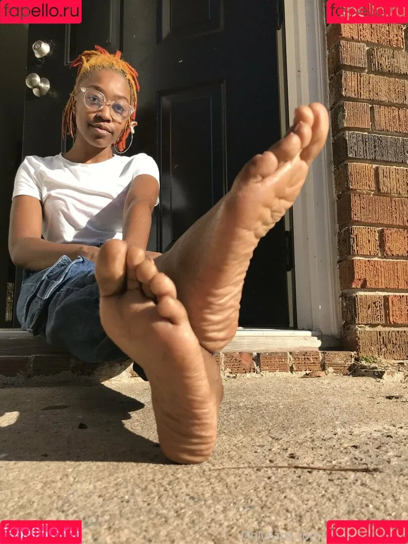 littleebonyfeet Onlyfans Photo Gallery 