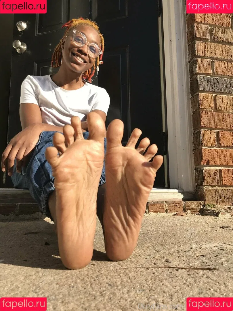 littleebonyfeet Onlyfans Photo Gallery 