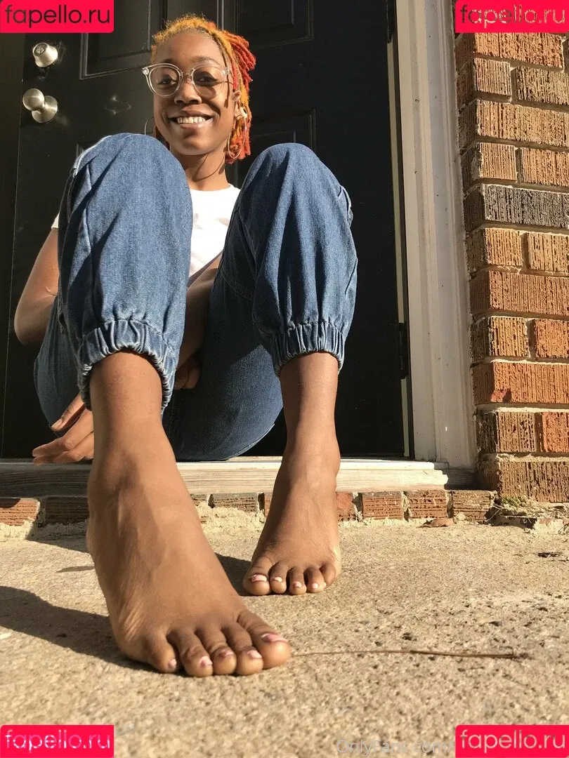 littleebonyfeet Onlyfans Photo Gallery 