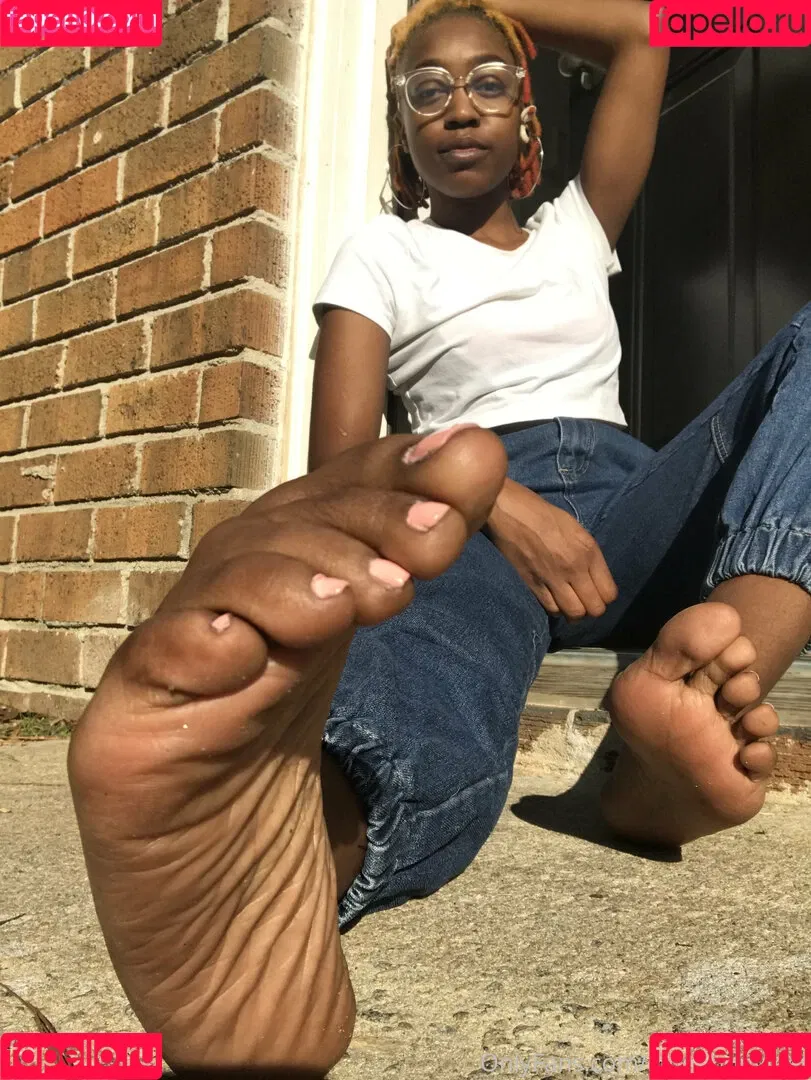 littleebonyfeet Onlyfans Photo Gallery 