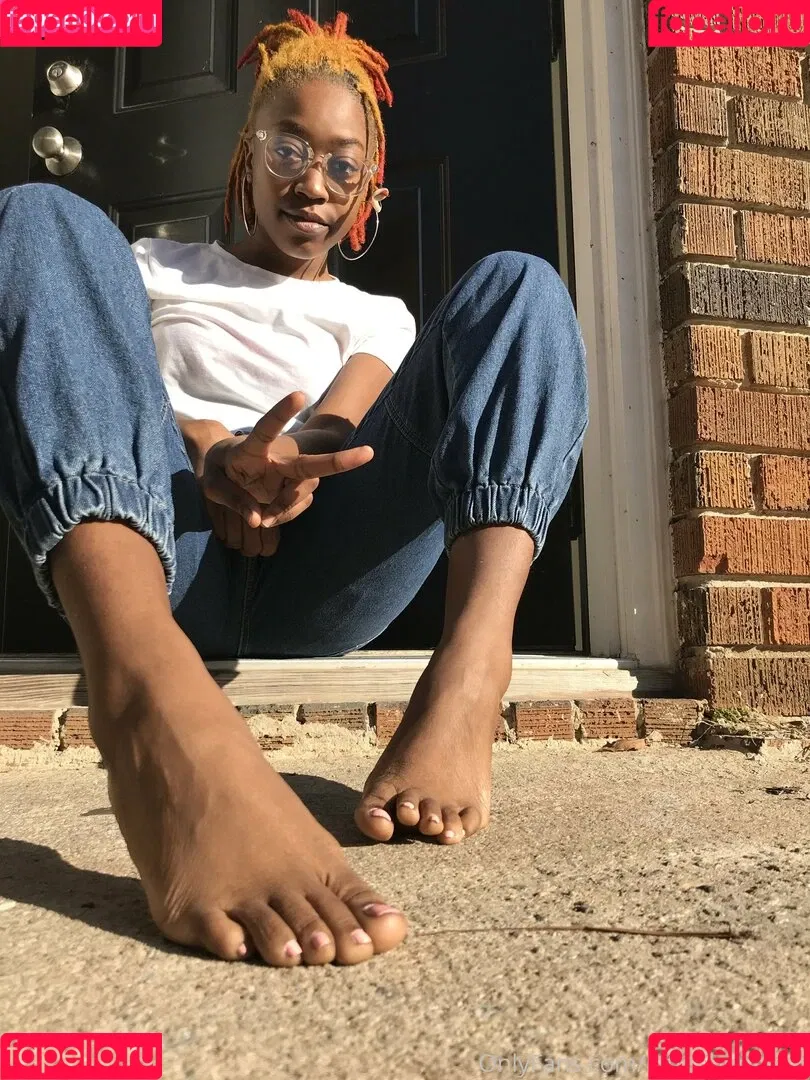 littleebonyfeet Onlyfans Photo Gallery 