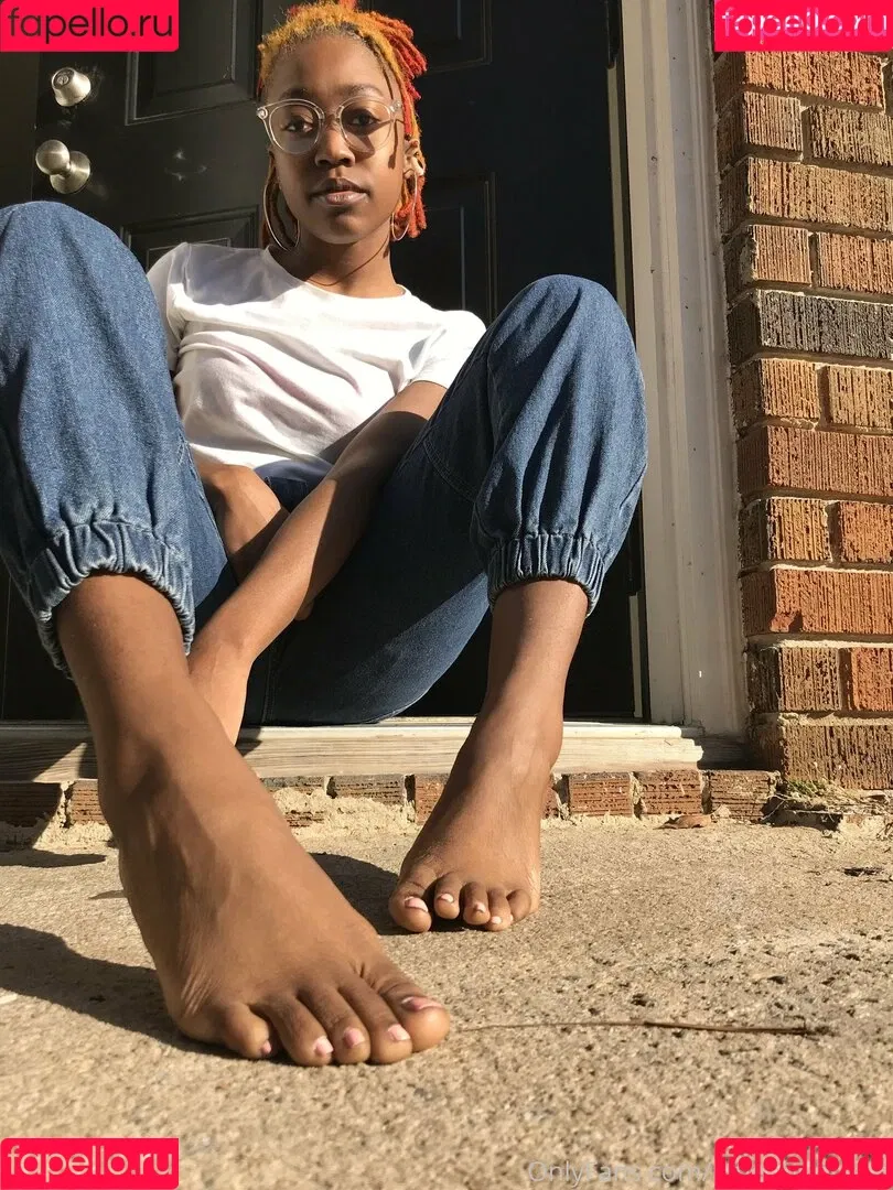 littleebonyfeet Onlyfans Photo Gallery 