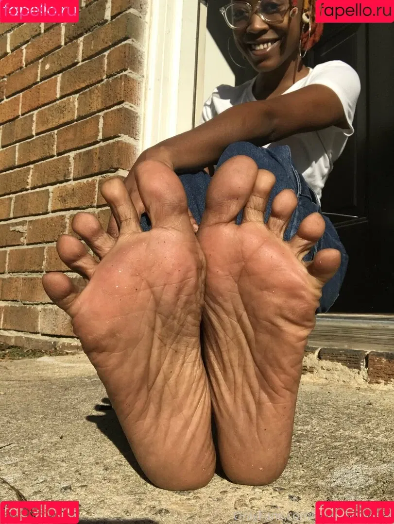 littleebonyfeet Onlyfans Photo Gallery 