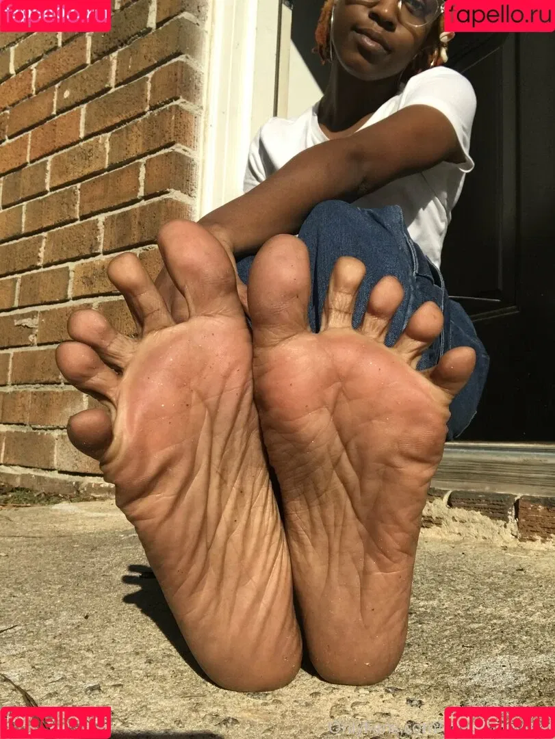littleebonyfeet Onlyfans Photo Gallery 