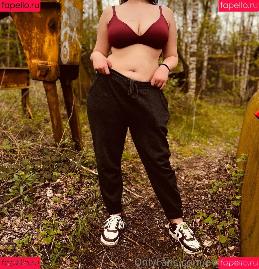 eve.official Onlyfans Photo Gallery 