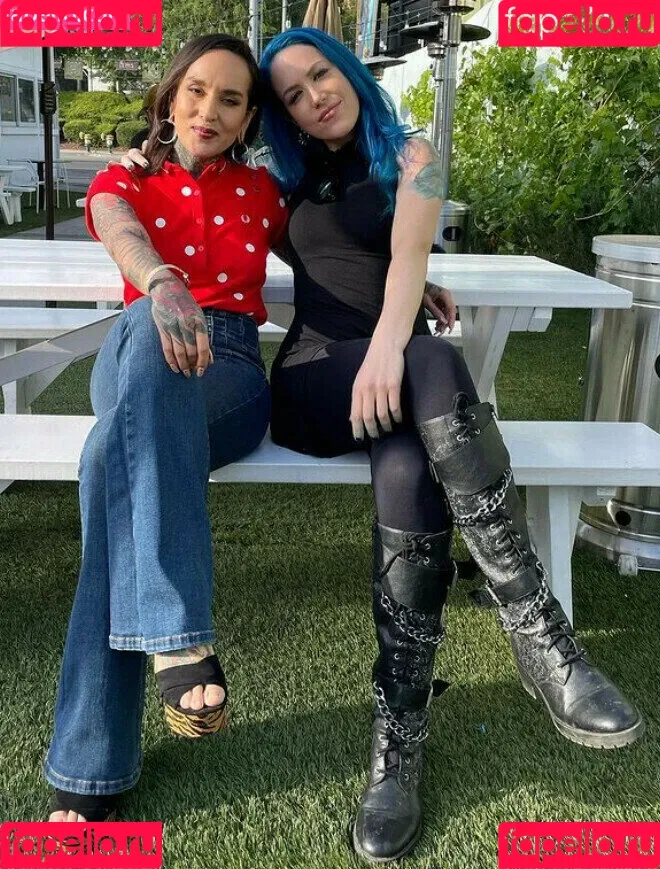 WomenMetal Onlyfans Photo Gallery 