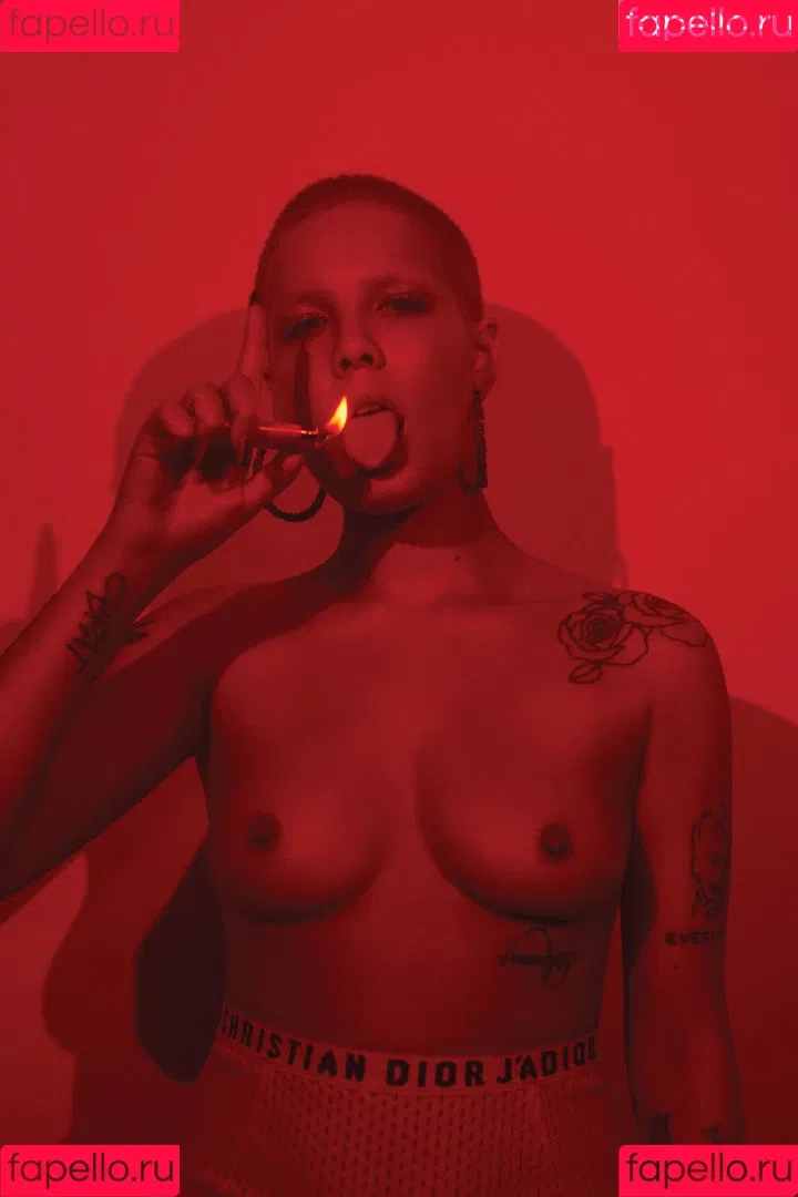 Halsey Onlyfans Photo Gallery 