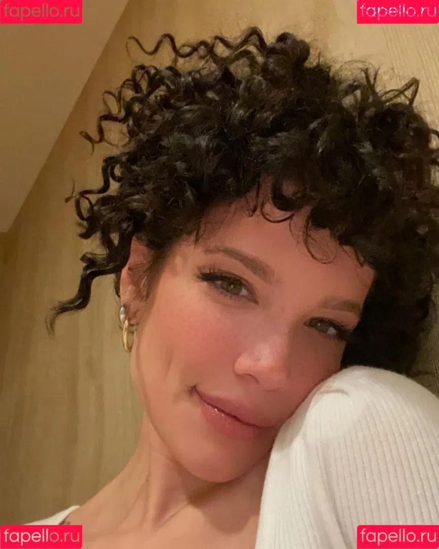 Halsey Onlyfans Photo Gallery 